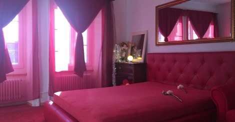 Sherlock Girls, Salon De Massage érotique