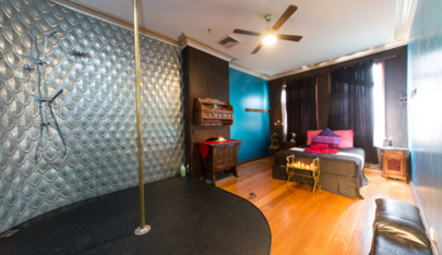 Salute 687 - Swinger Club in Newcastle West, Australia