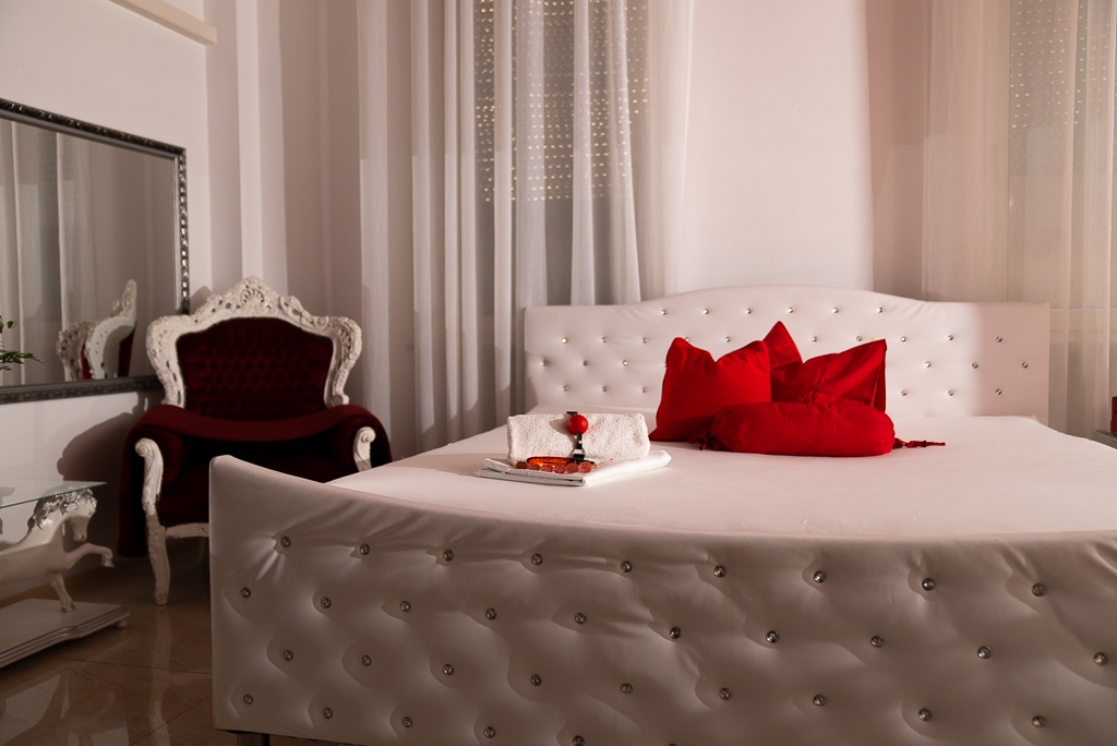 Blonde Cousinen - Erotic Massage in Vienna, Austria