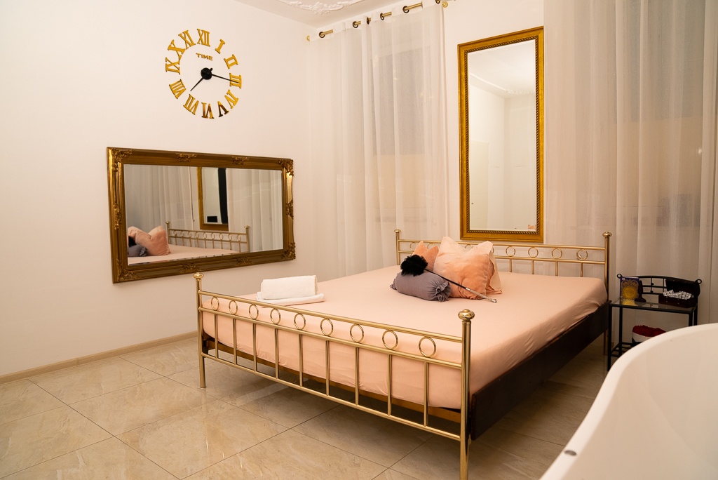 Blonde Cousinen - Erotic Massage in Vienna, Austria