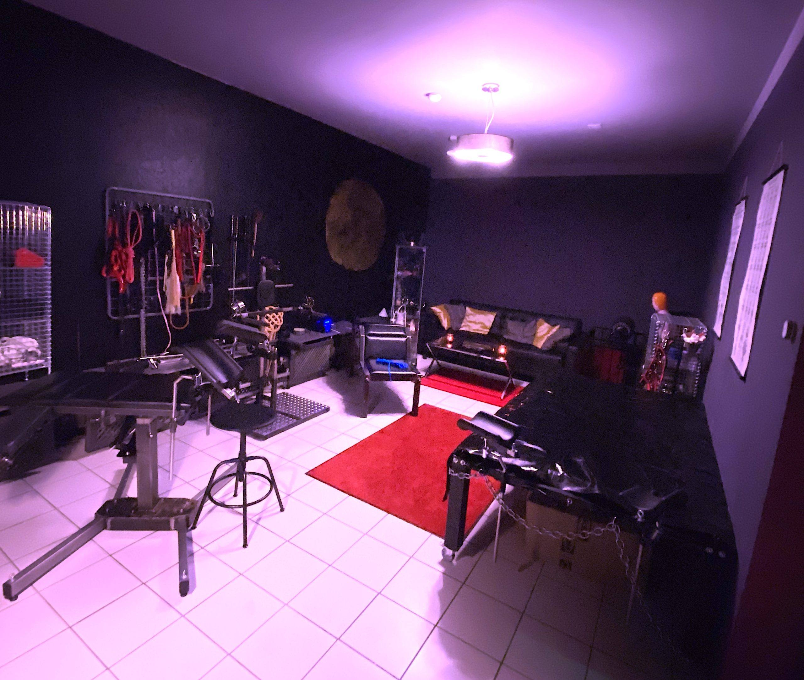 Institut Für Zucht Und Ordnung - Erotic Massage in Vienna, Austria