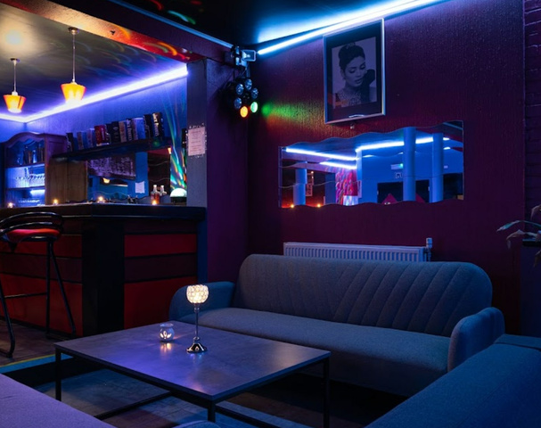 Kiss Bar | Bar à Champagne - Nightclub in Leuze En Hainaut, Belgium