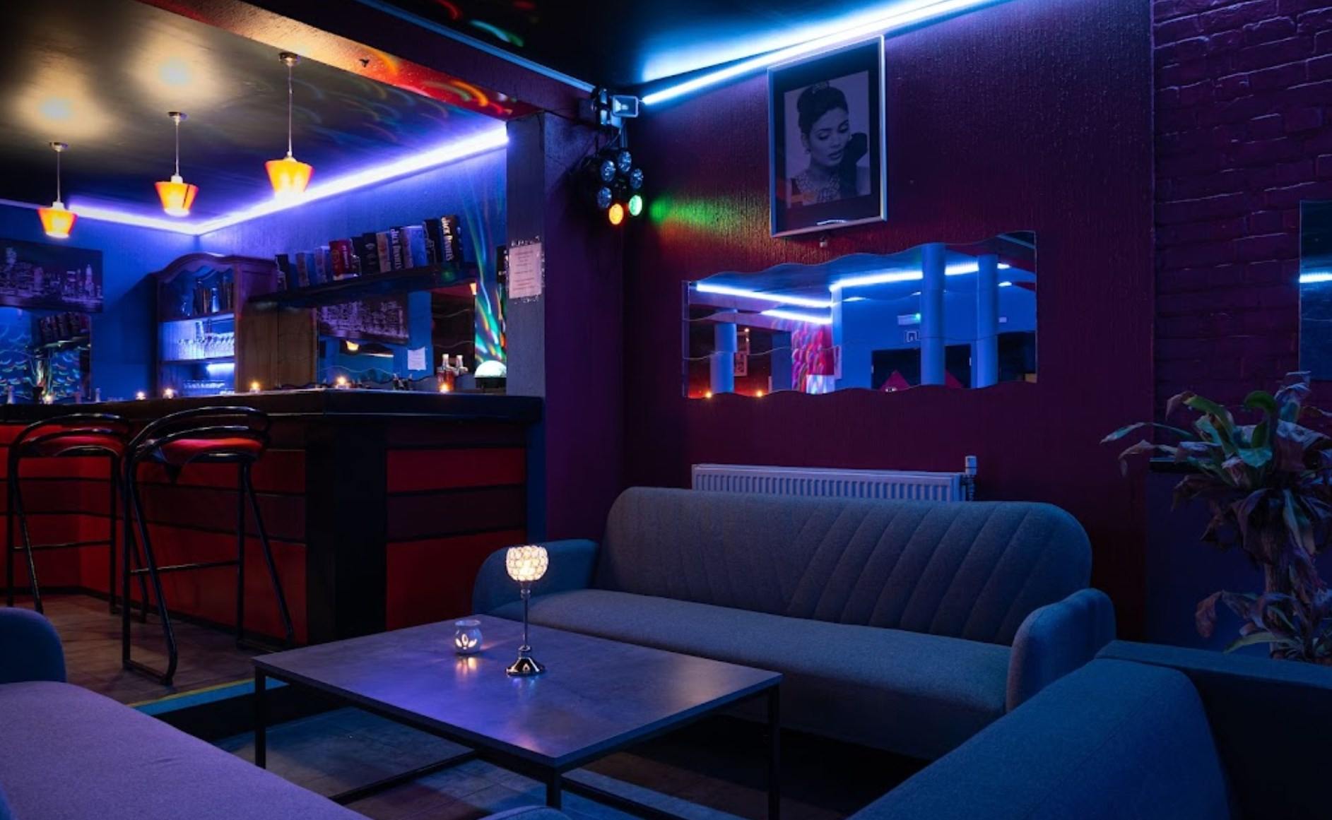 Kiss Bar | Bar à Champagne - Nightclub in Leuze En Hainaut, Belgium