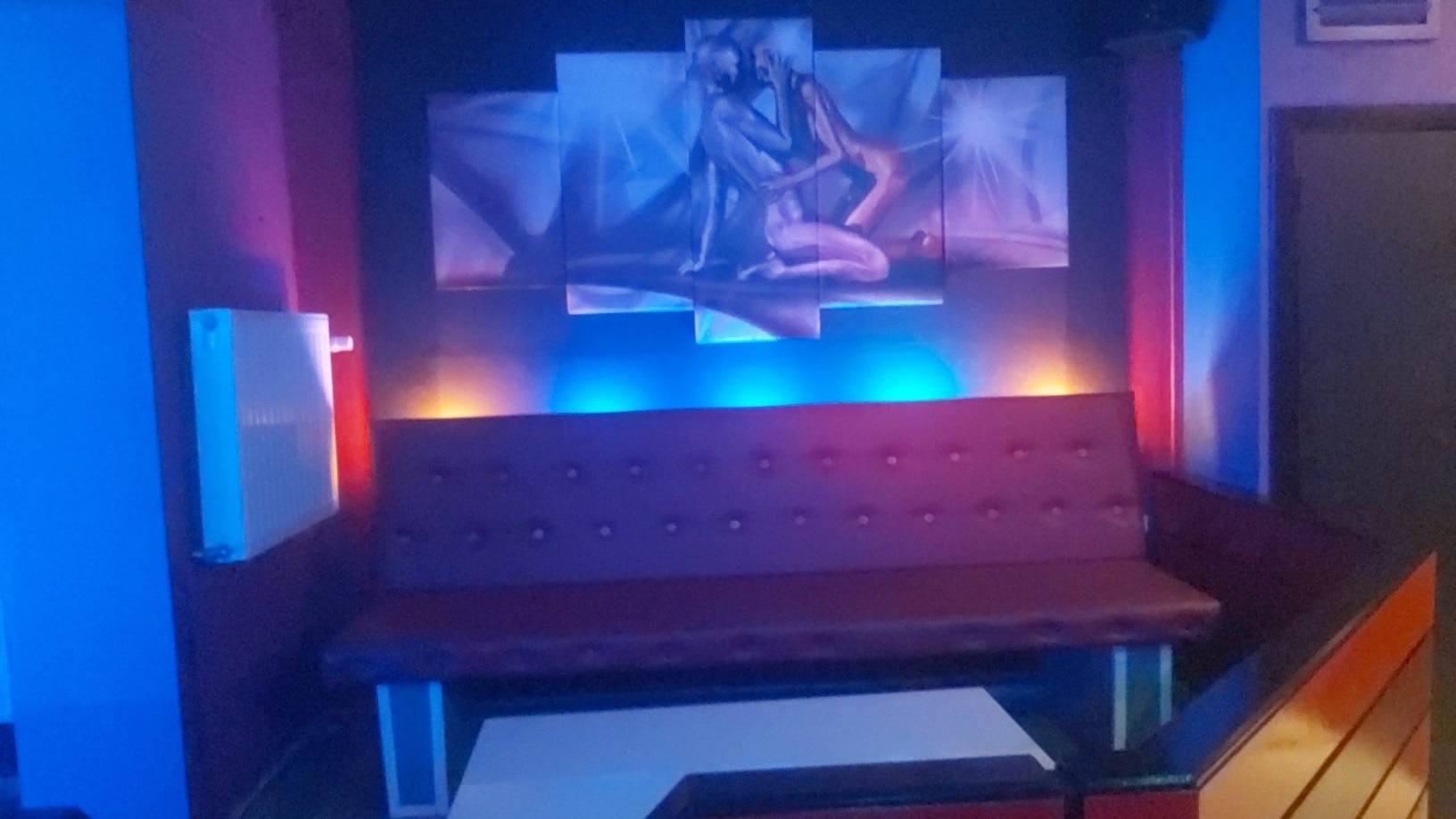 Kiss Bar | Bar à Champagne - Nightclub in Leuze En Hainaut, Belgium