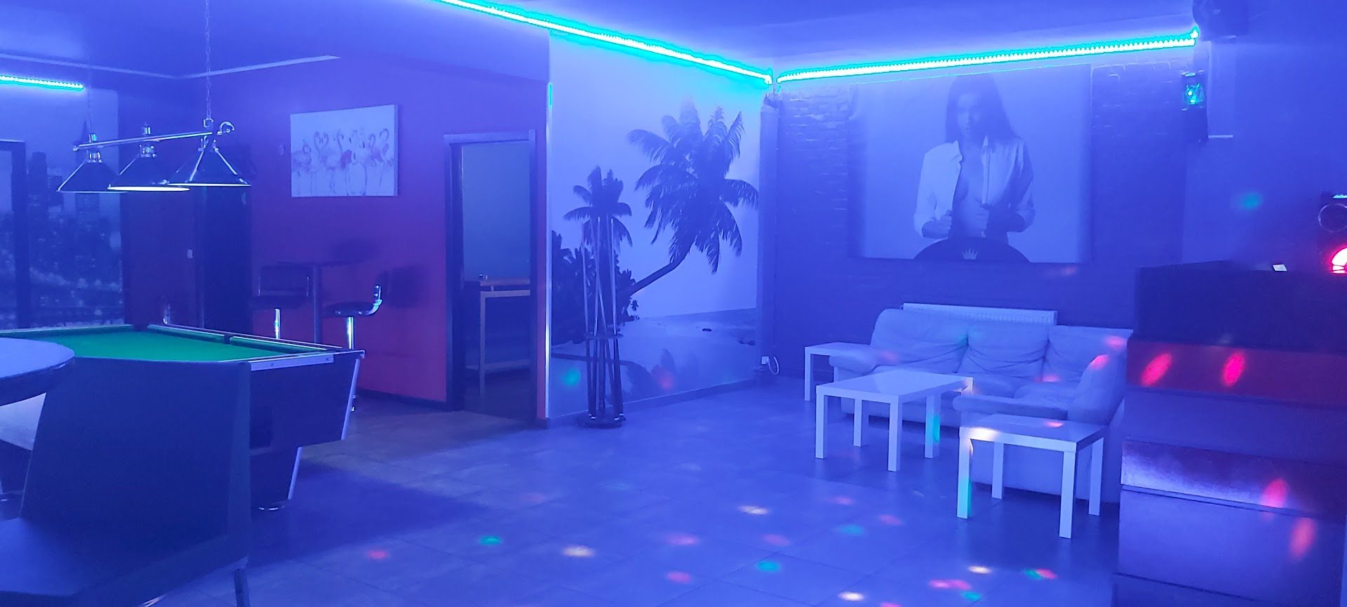 Kiss Bar | Bar à Champagne - Nightclub in Leuze En Hainaut, Belgium