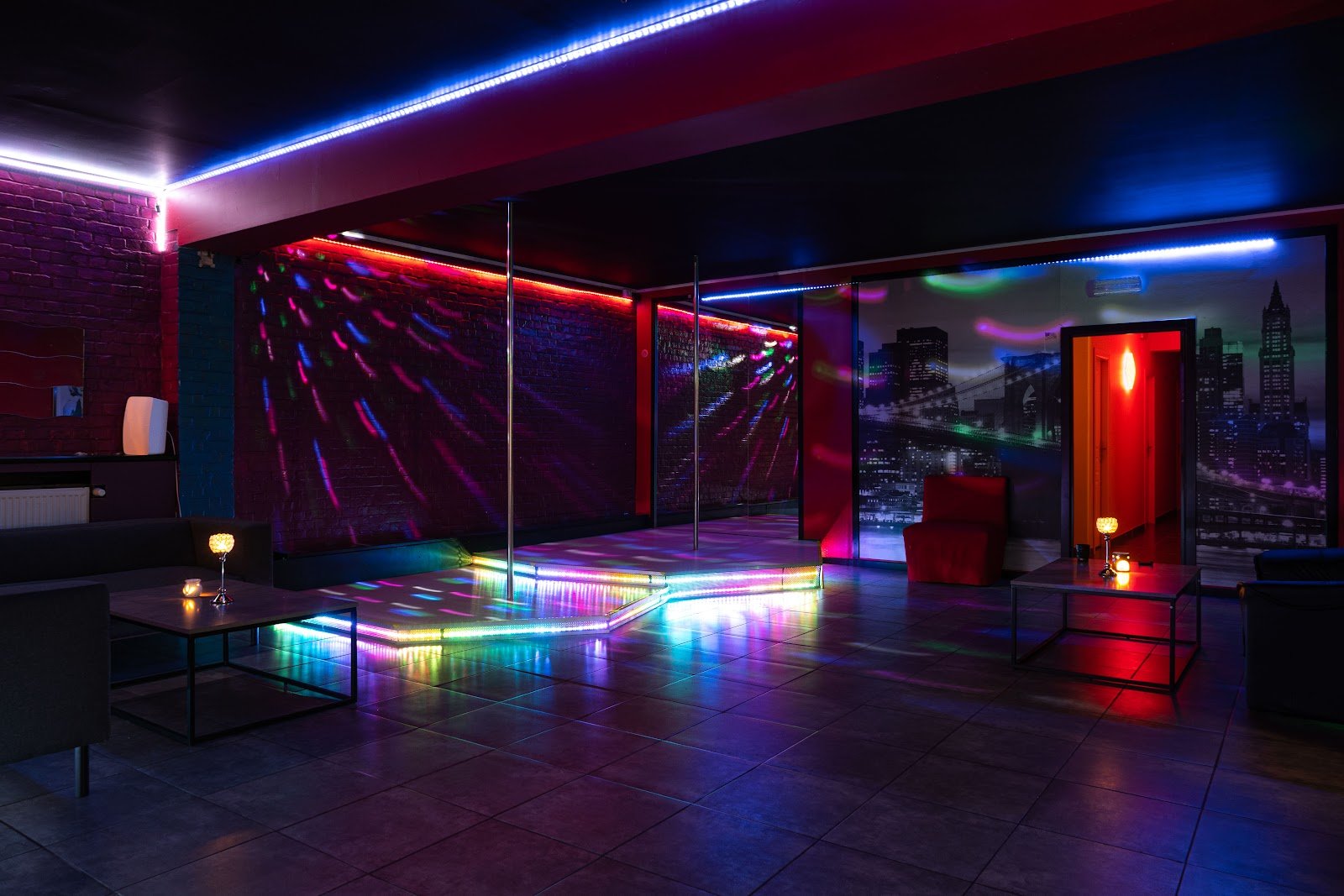Kiss Bar | Bar à Champagne - Nightclub in Leuze En Hainaut, Belgium