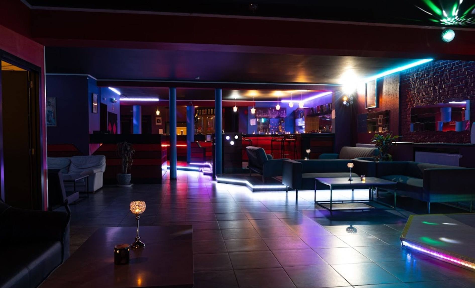 Kiss Bar | Bar à Champagne - Nightclub in Leuze En Hainaut, Belgium