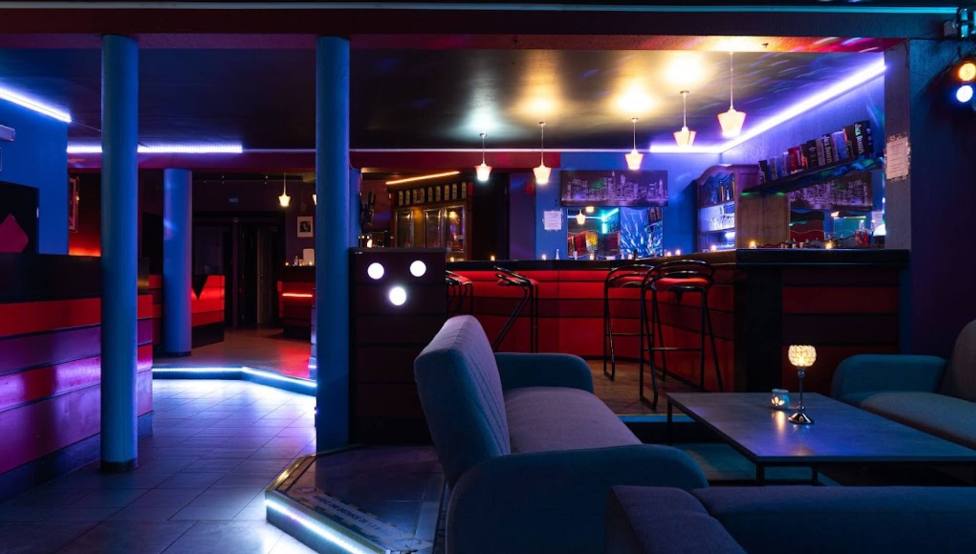 Kiss Bar | Bar à Champagne - Nightclub in Leuze En Hainaut, Belgium