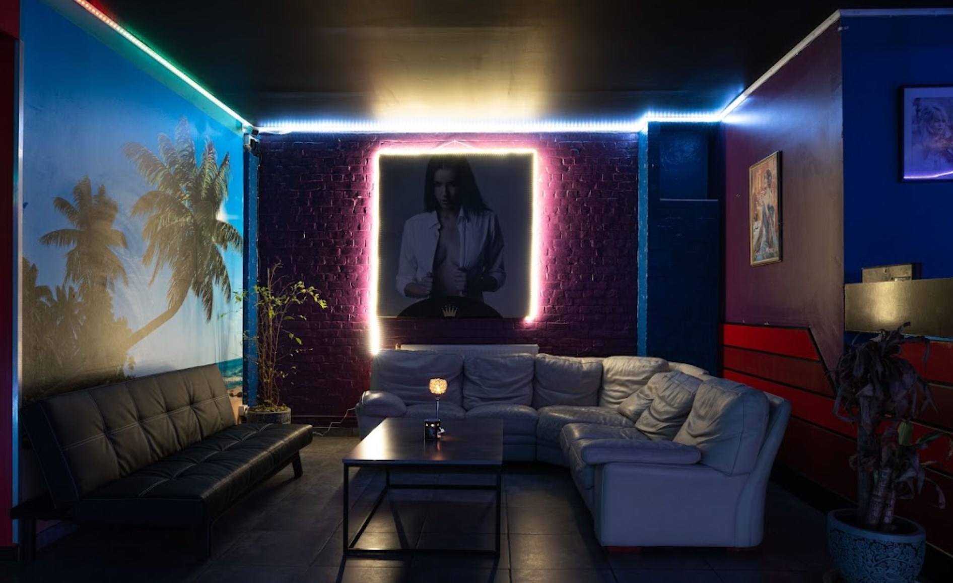 Kiss Bar | Bar à Champagne - Nightclub in Leuze En Hainaut, Belgium