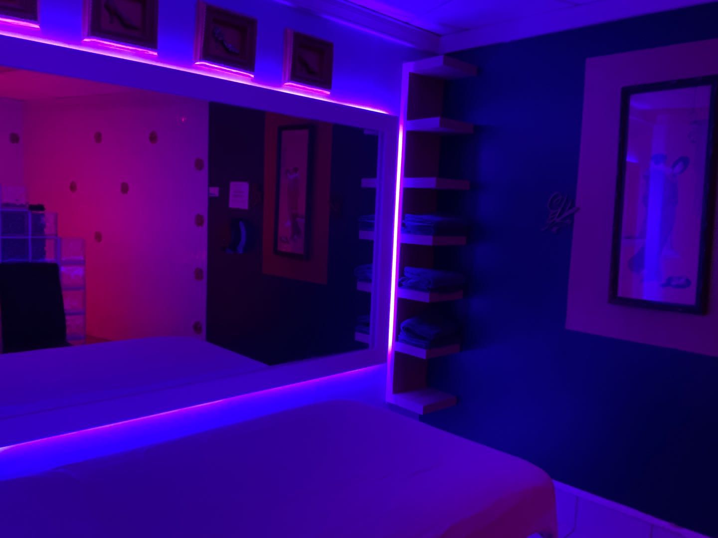 Maxum Den & Spa - Erotic Massage in Edmonton, Canada