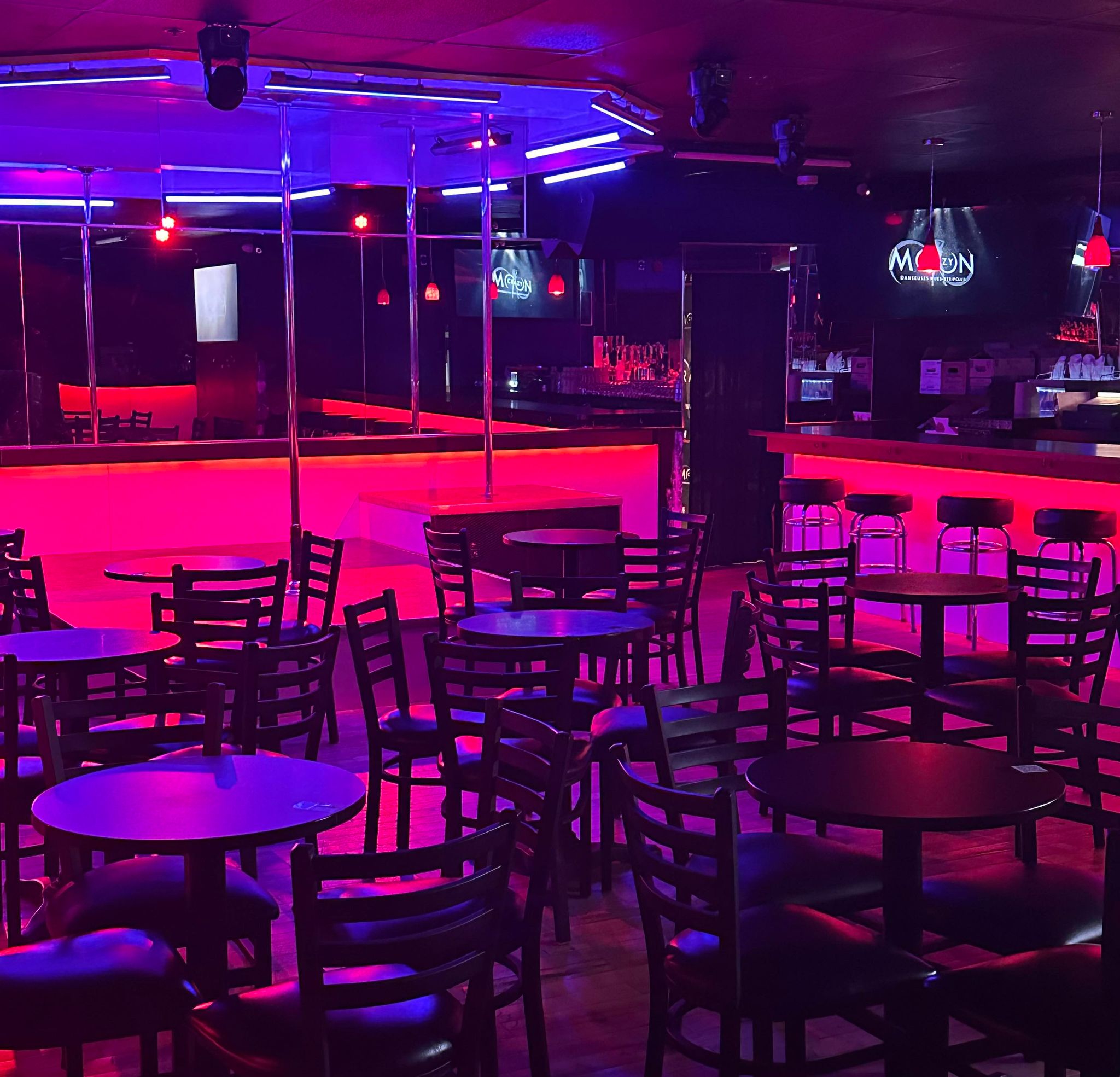 Bar Crazy Moon Laval - Nightclub in Laval, Canada