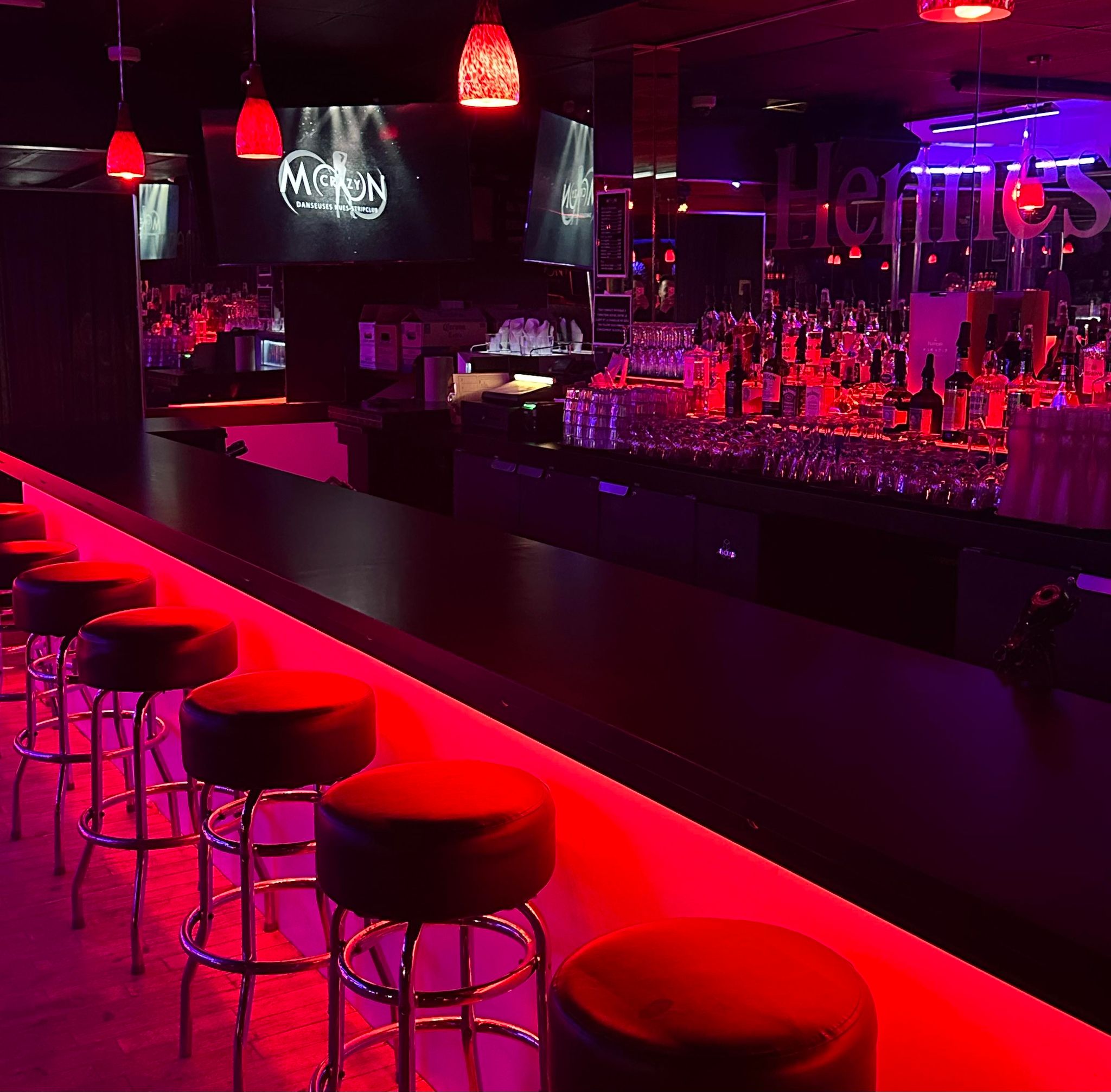 Bar Crazy Moon Laval - Nightclub in Laval, Canada