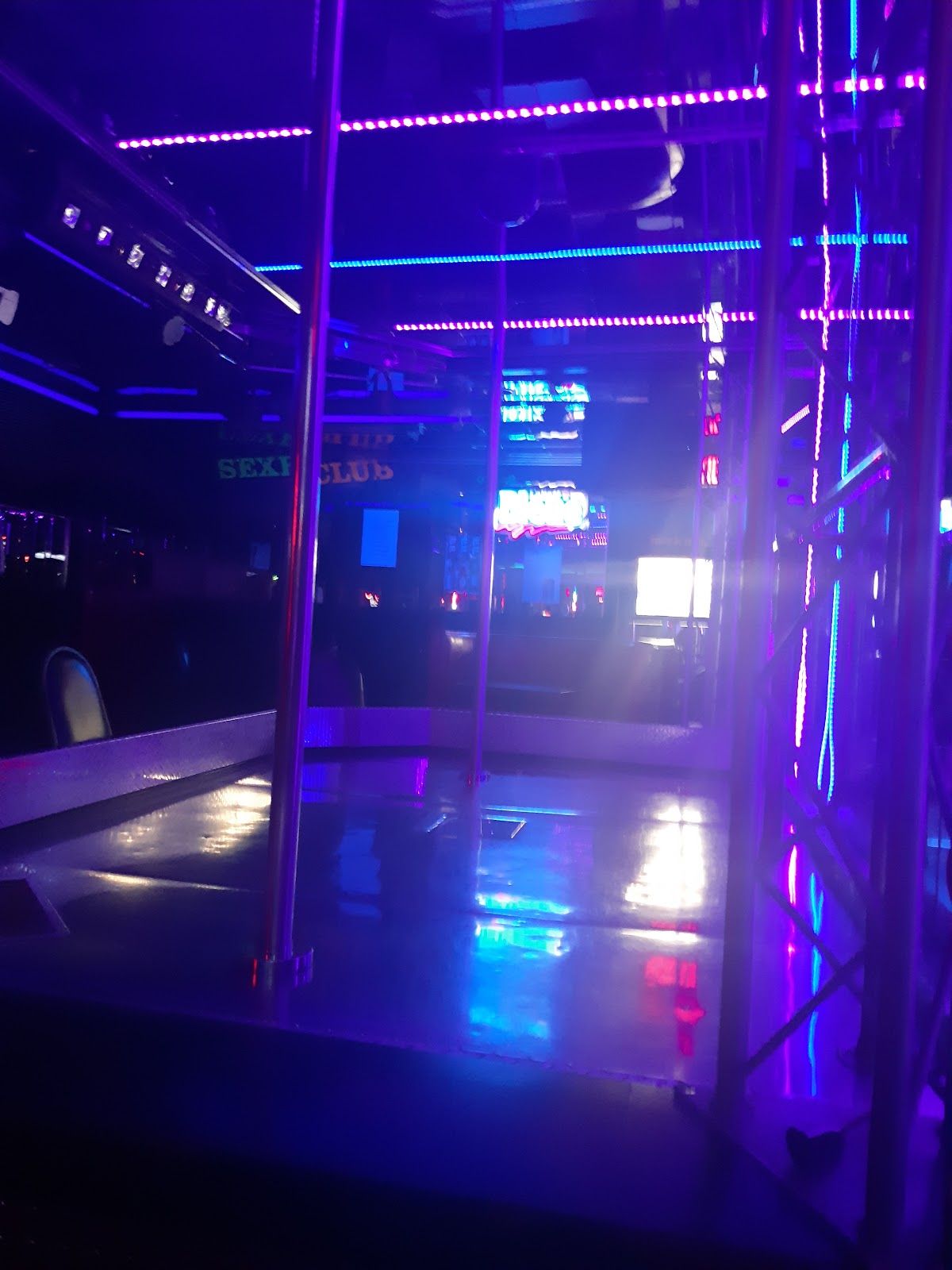 Bar Le Champion - Nightclub in Laval, Canada