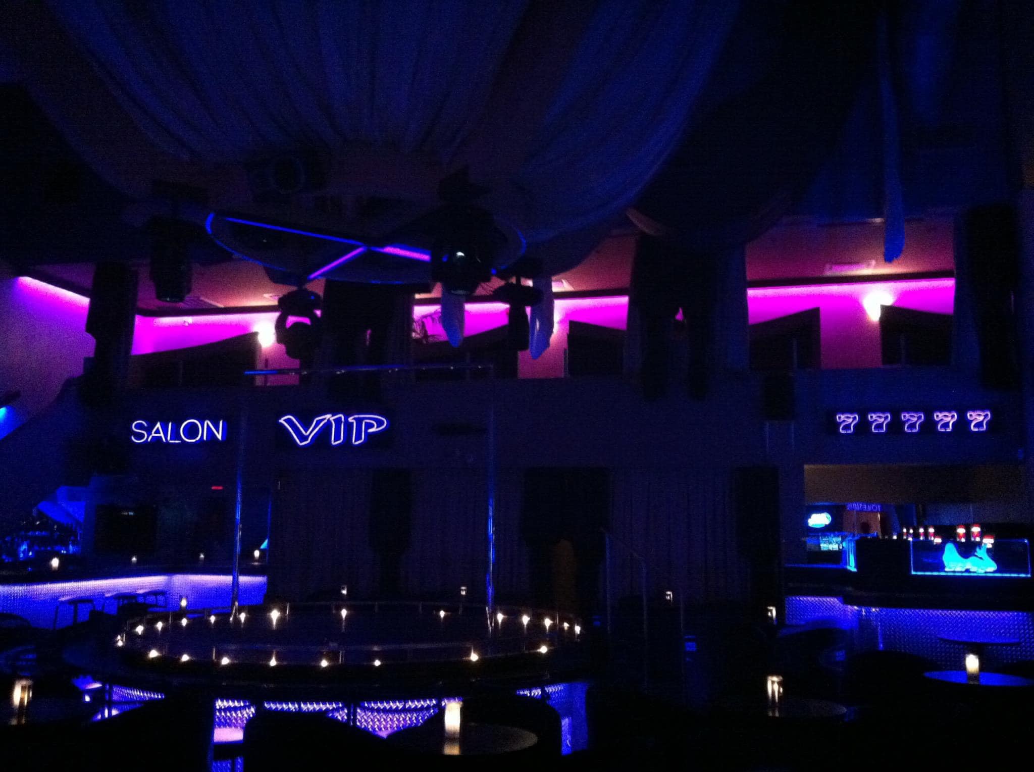 Bar Le Garage (Cabaret Spectacle) - Nightclub in Mirabel, Canada