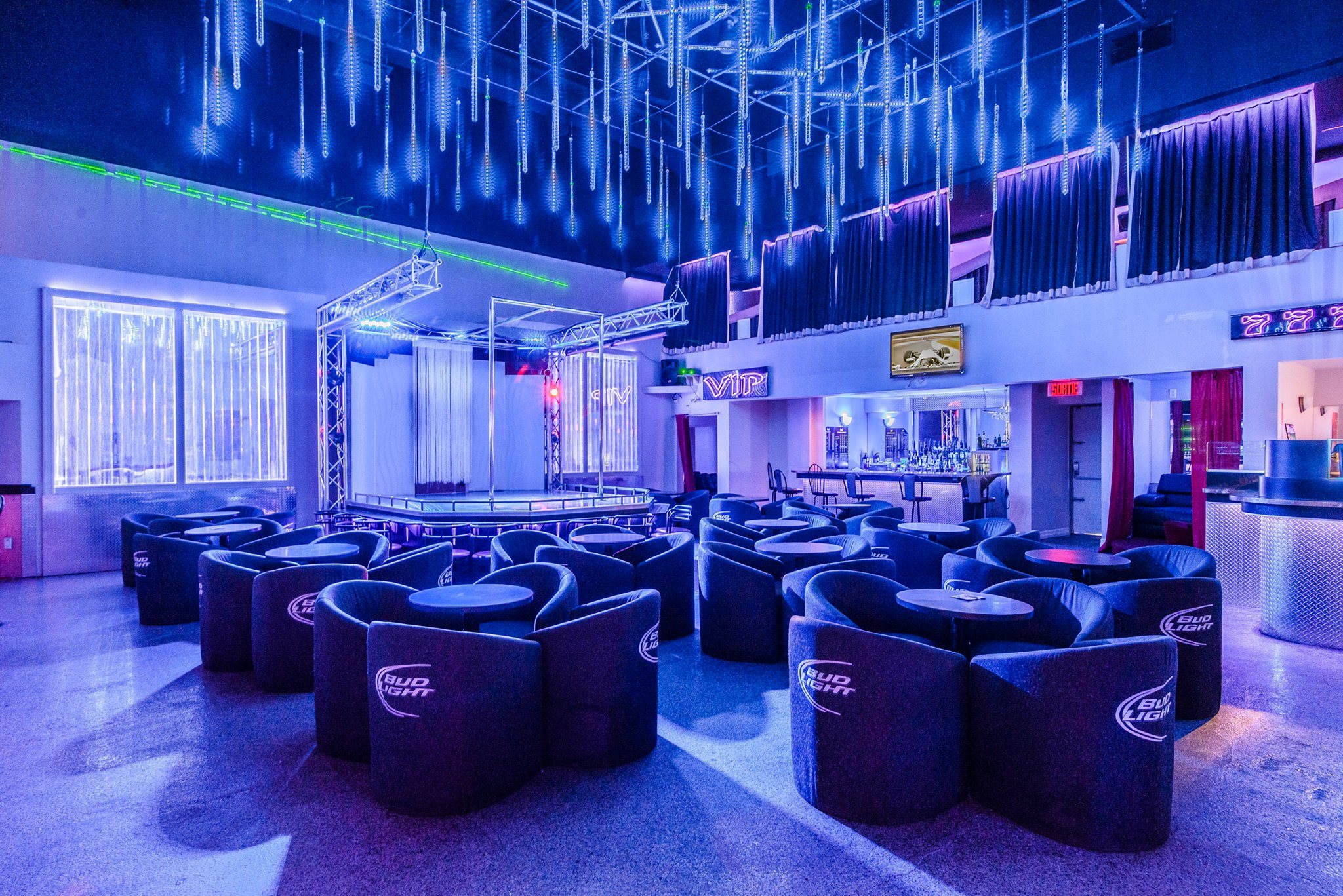 Bar Le Garage (Cabaret Spectacle) - Nightclub in Mirabel, Canada