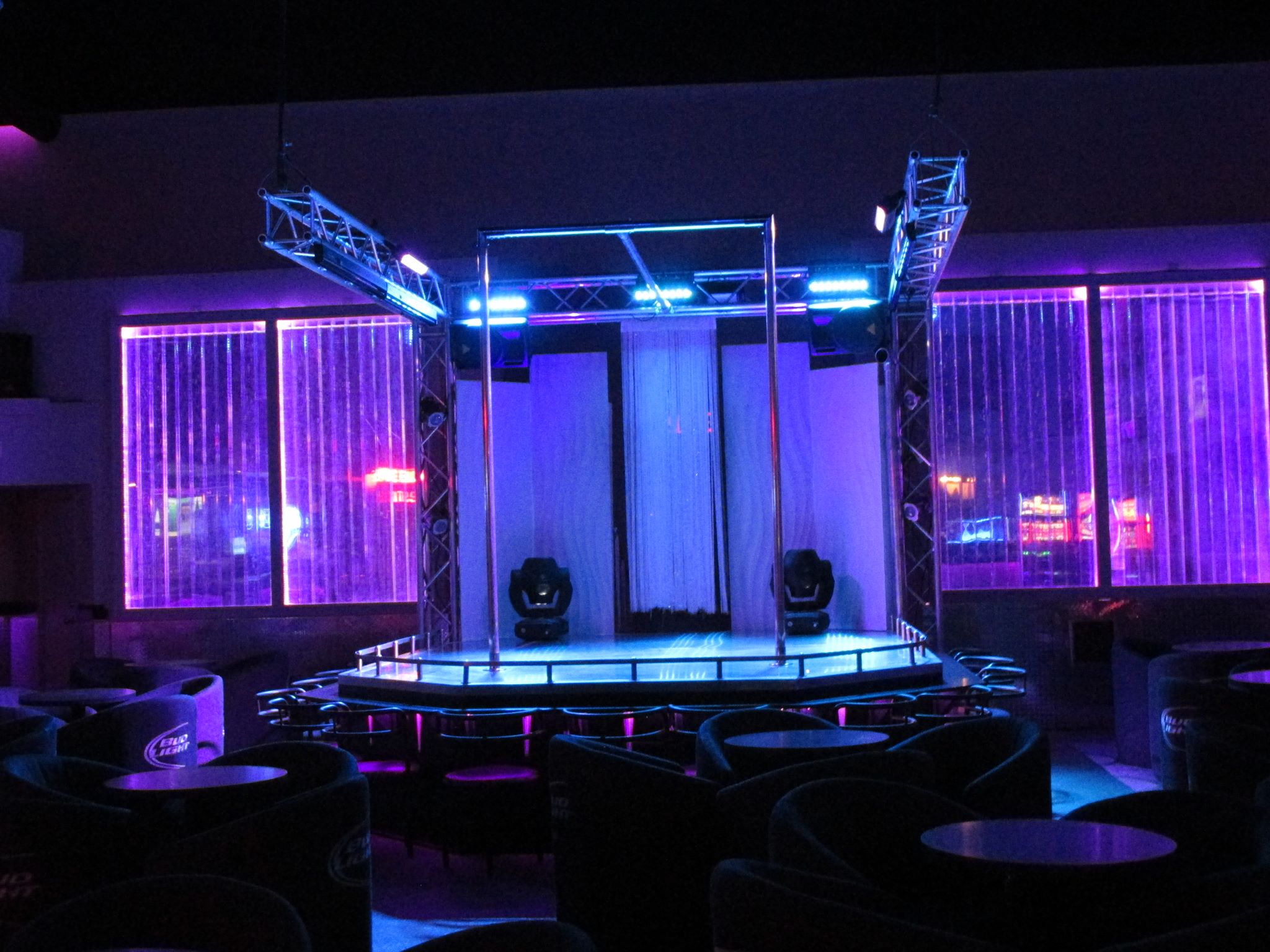 Bar Le Garage (Cabaret Spectacle) - Nightclub in Mirabel, Canada