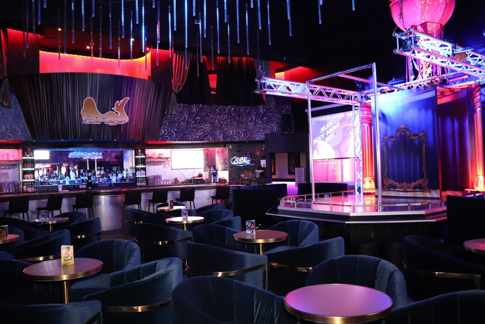 Bar Le Garage (Cabaret Spectacle) - Nightclub in Mirabel, Canada