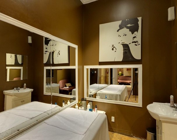 Blue Lagoon Spa - Erotic Massage in Mississauga, Canada