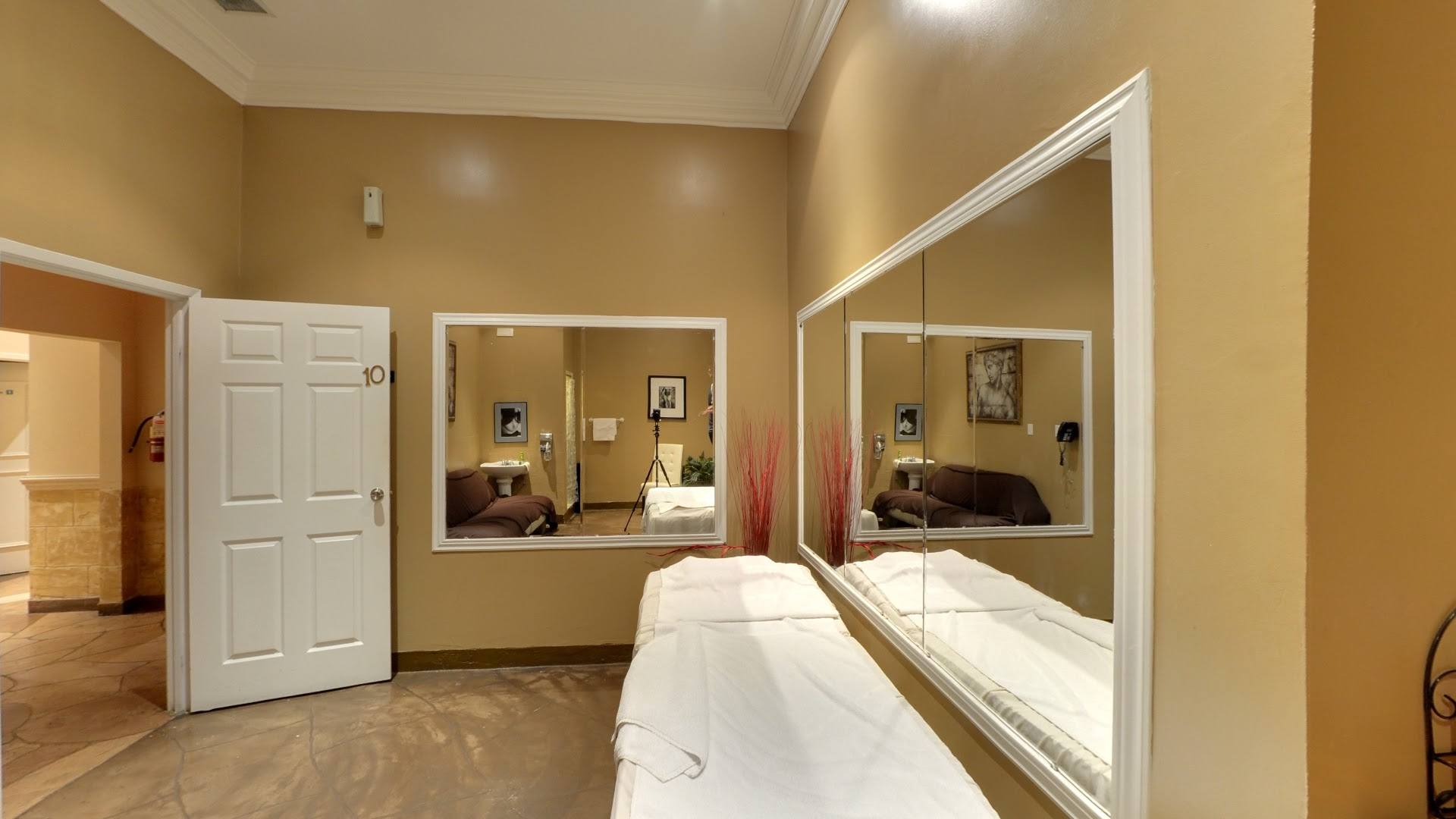 Blue Lagoon Spa - Erotic Massage in Mississauga, Canada