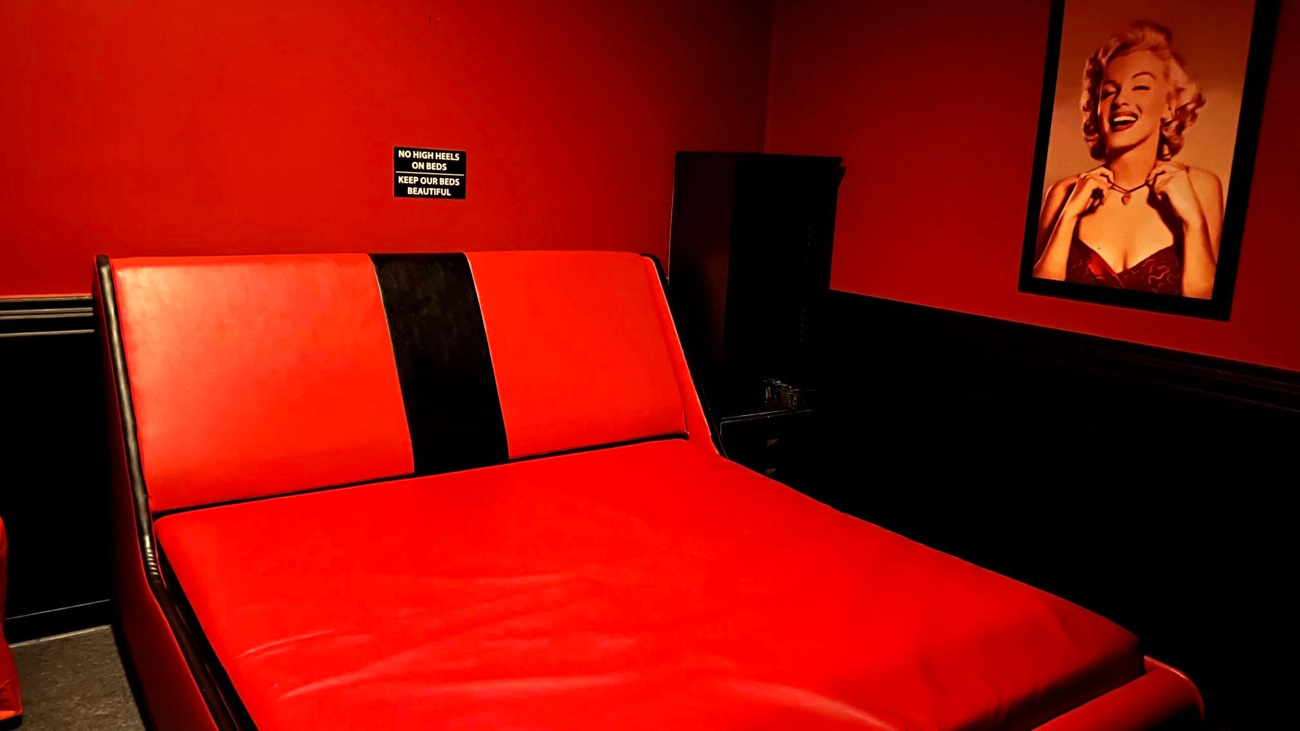 Club M4 - Swinger Club in Mississauga, Canada
