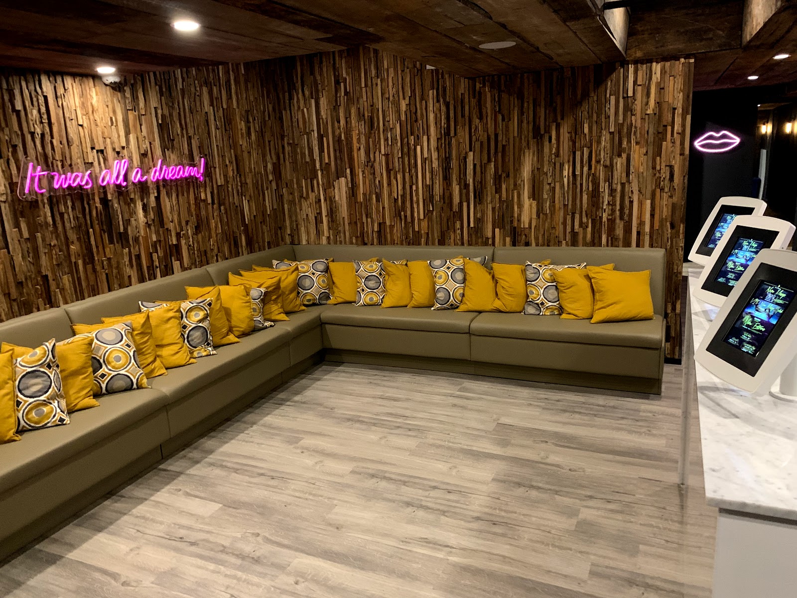 MontrÉAl Nuru Vip - Erotic Massage in Montreal, Canada