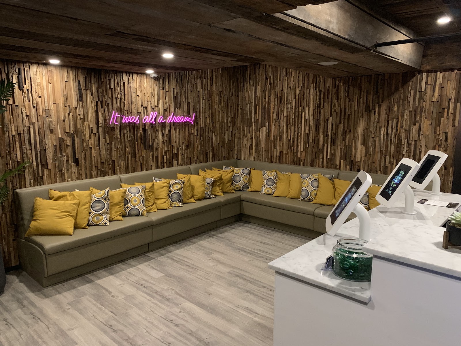 MontrÉAl Nuru Vip - Erotic Massage in Montreal, Canada