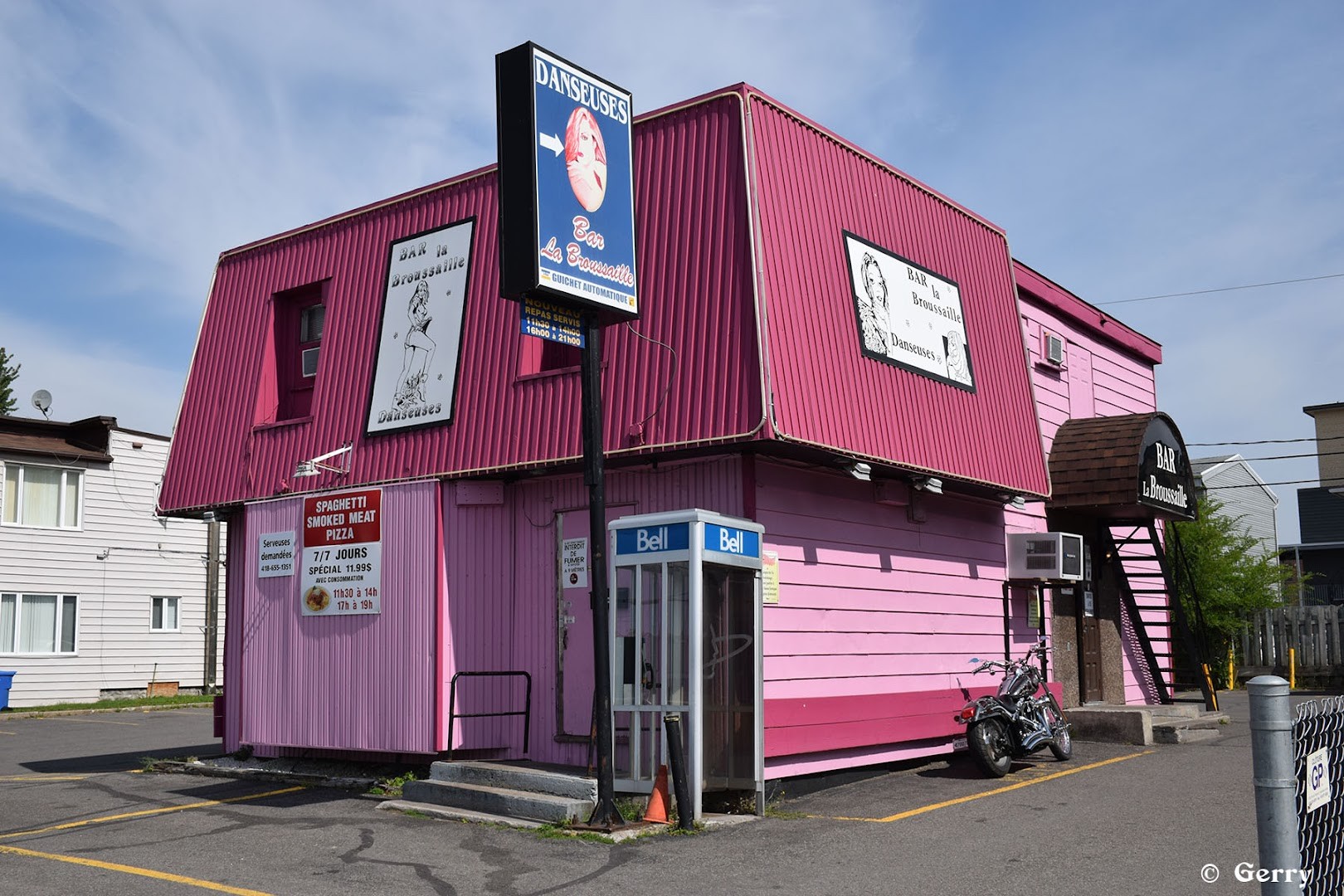 Bar La Broussaille - Nightclub in Quebec, Canada
