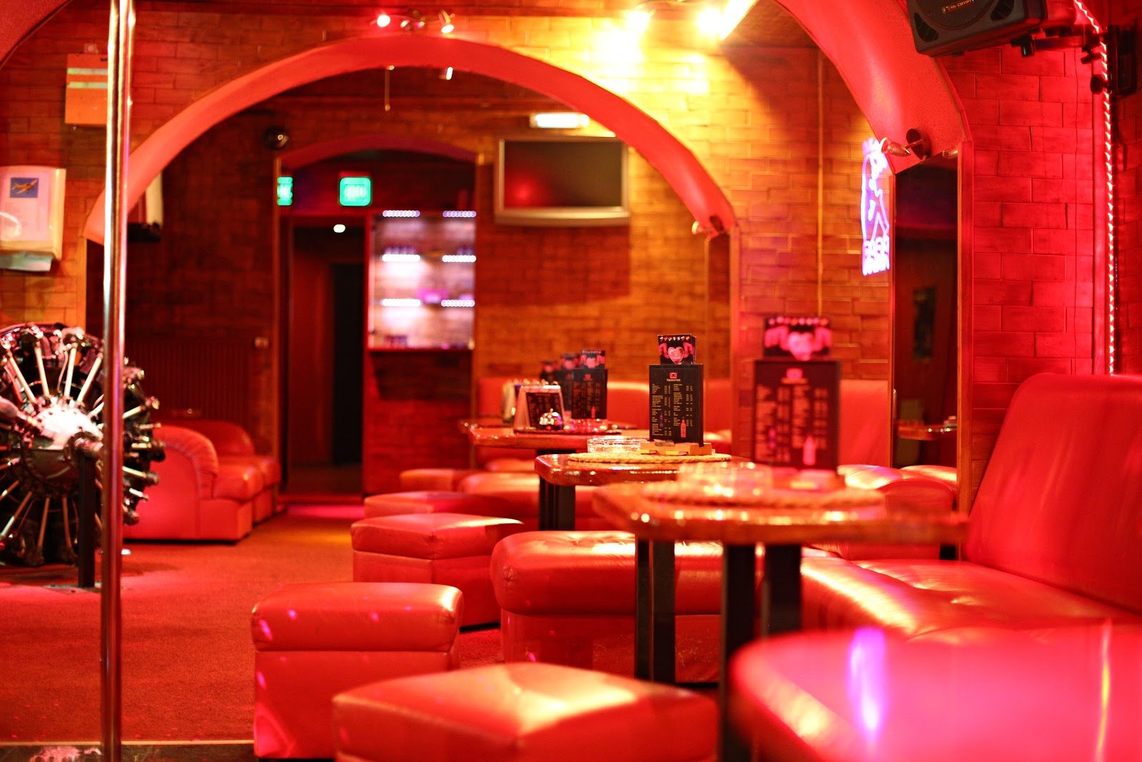Sweet Paradise - Dolly - Nightclub in Prague 3 I Kov, Czechia