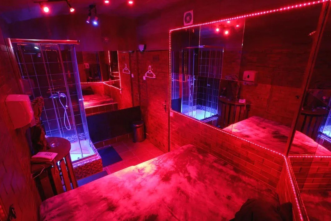 Sweet Paradise - Dolly - Nightclub in Prague 3 I Kov, Czechia