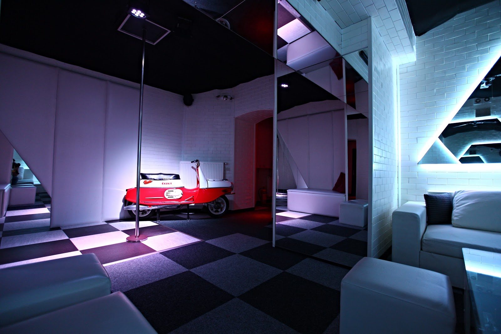 Sweet Paradise - Dolly - Nightclub in Prague 3 I Kov, Czechia