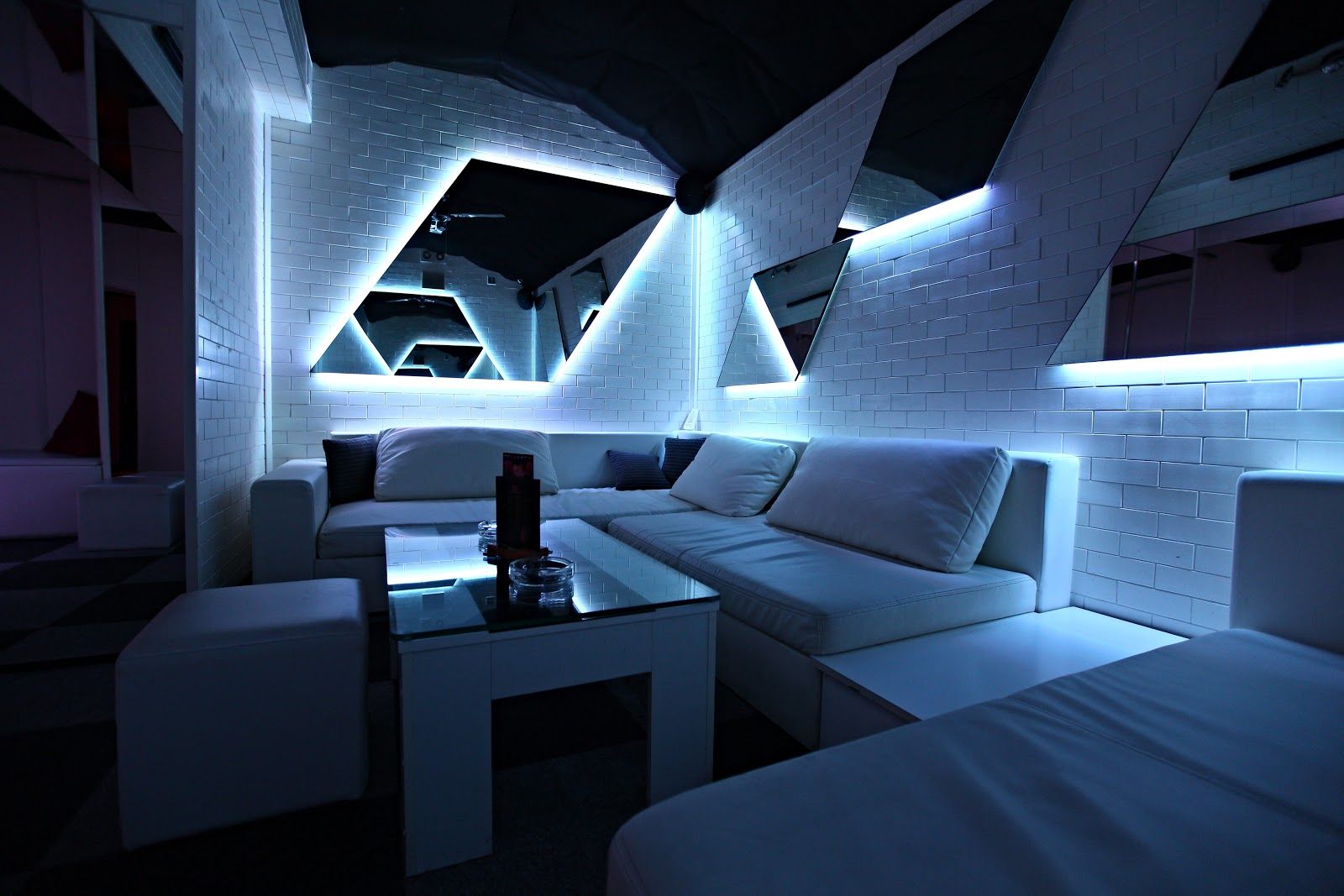 Sweet Paradise - Dolly - Nightclub in Prague 3 I Kov, Czechia