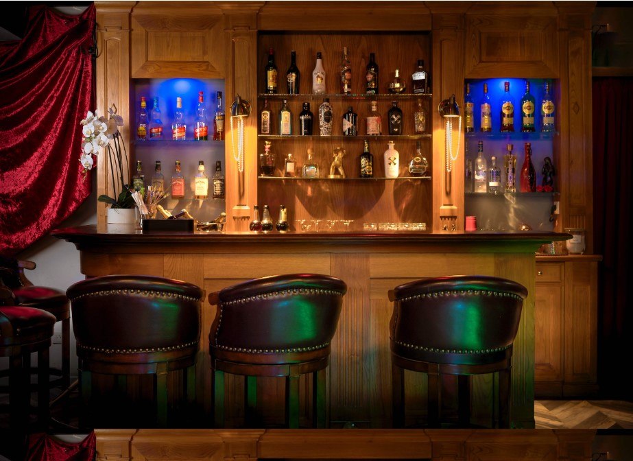 Lounge Bar Cr ( Confrérie Des Reines ) - Nightclub in Antibes, France