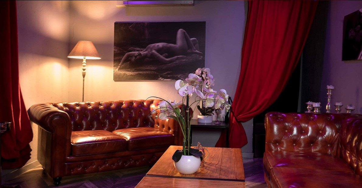 Lounge Bar Cr ( Confrérie Des Reines ) - Nightclub in Antibes, France