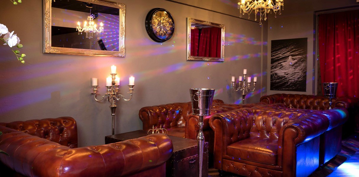Lounge Bar Cr ( Confrérie Des Reines ) - Nightclub in Antibes, France