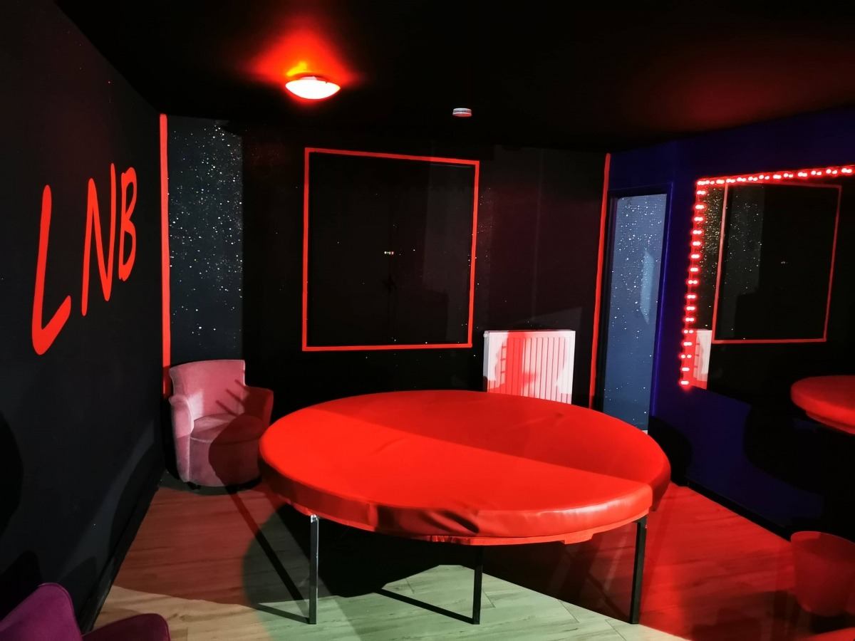 Le New Bora - Swinger Club in Castillon Du Gard, France