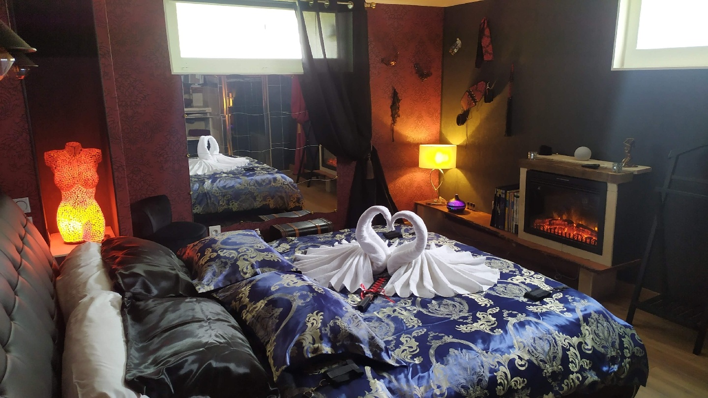 Love Room Le Boudoir De Cormelles, Caen, Normandie - Swinger Club in Cormelles Le Royal, France