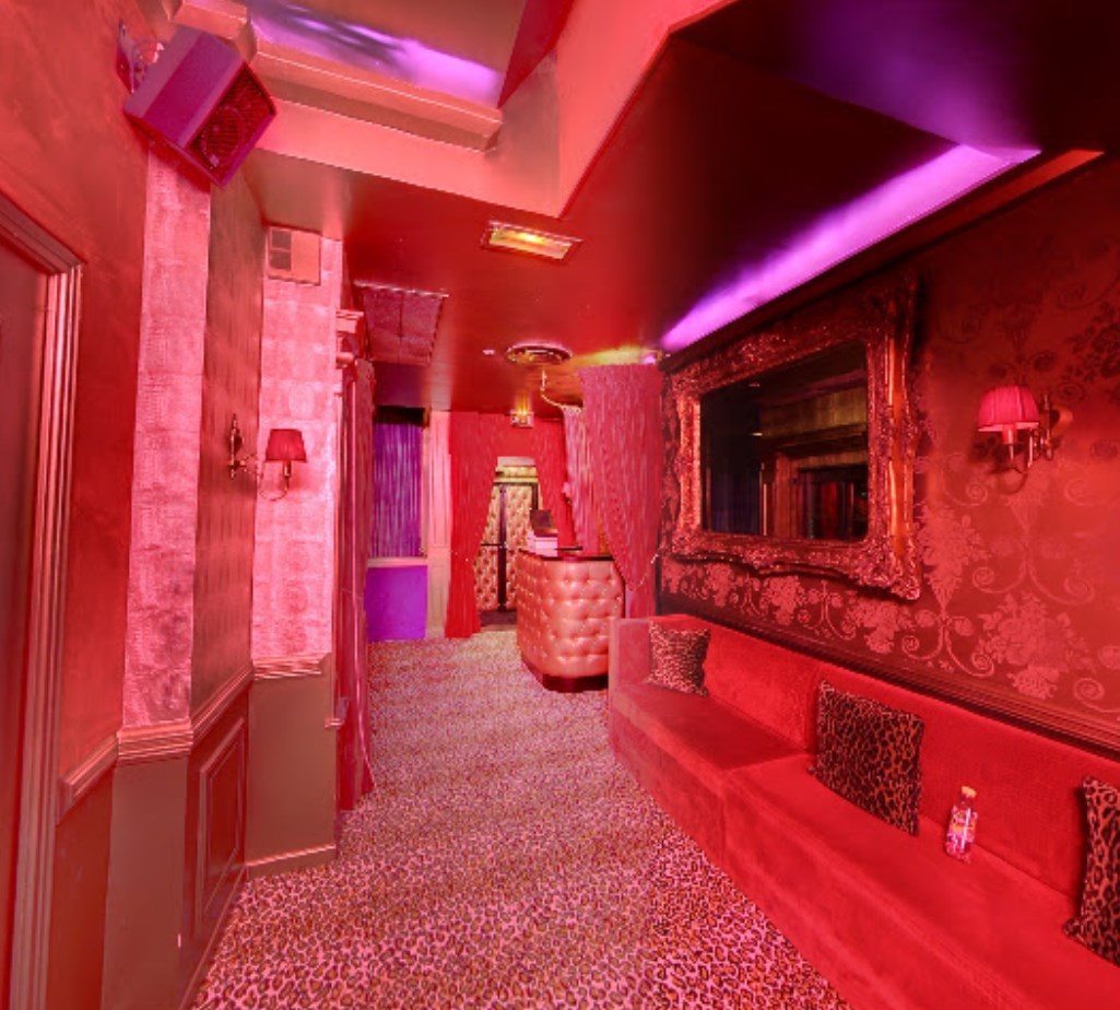 Secret Square Strip Club - Nightclub in Paris, France