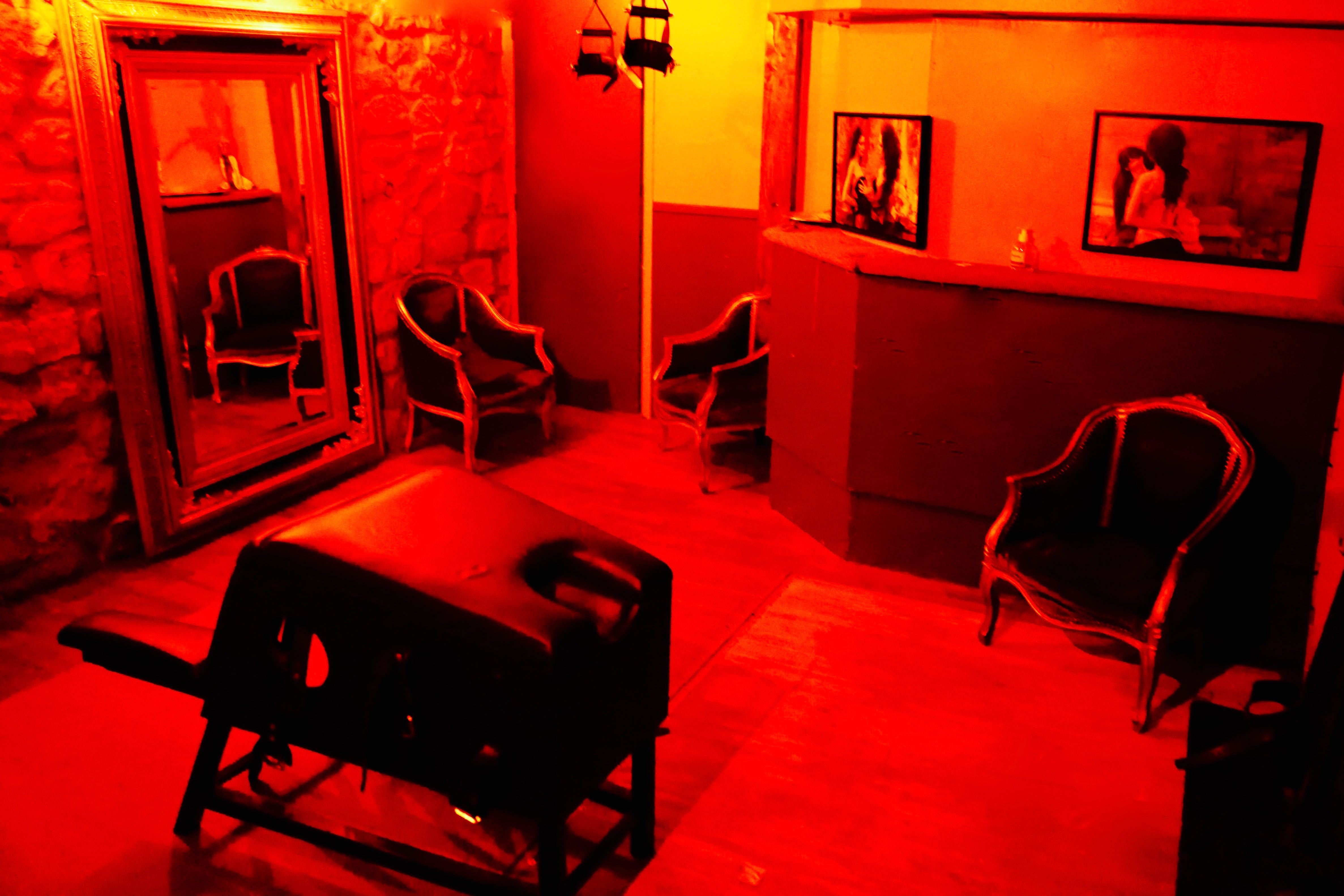 Cris Et Chuchotements - Swinger Club in Paris, France