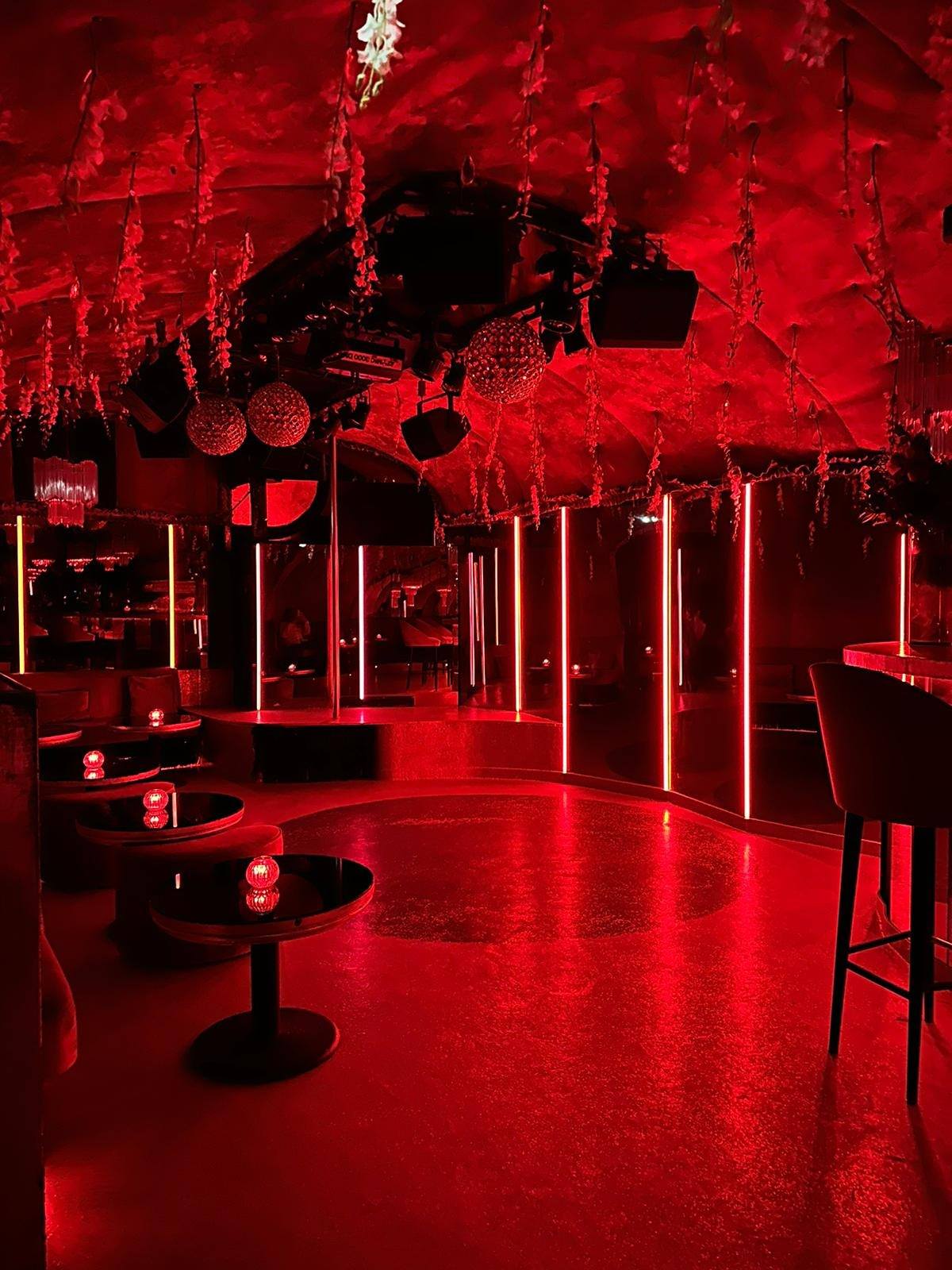 Les Chandelles - Swinger Club in Paris, France
