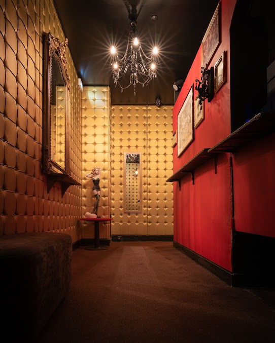 Overside - Swinger Club in Paris, France