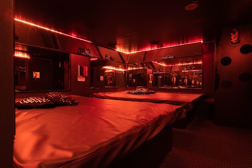 Overside - Swinger Club in Paris, France