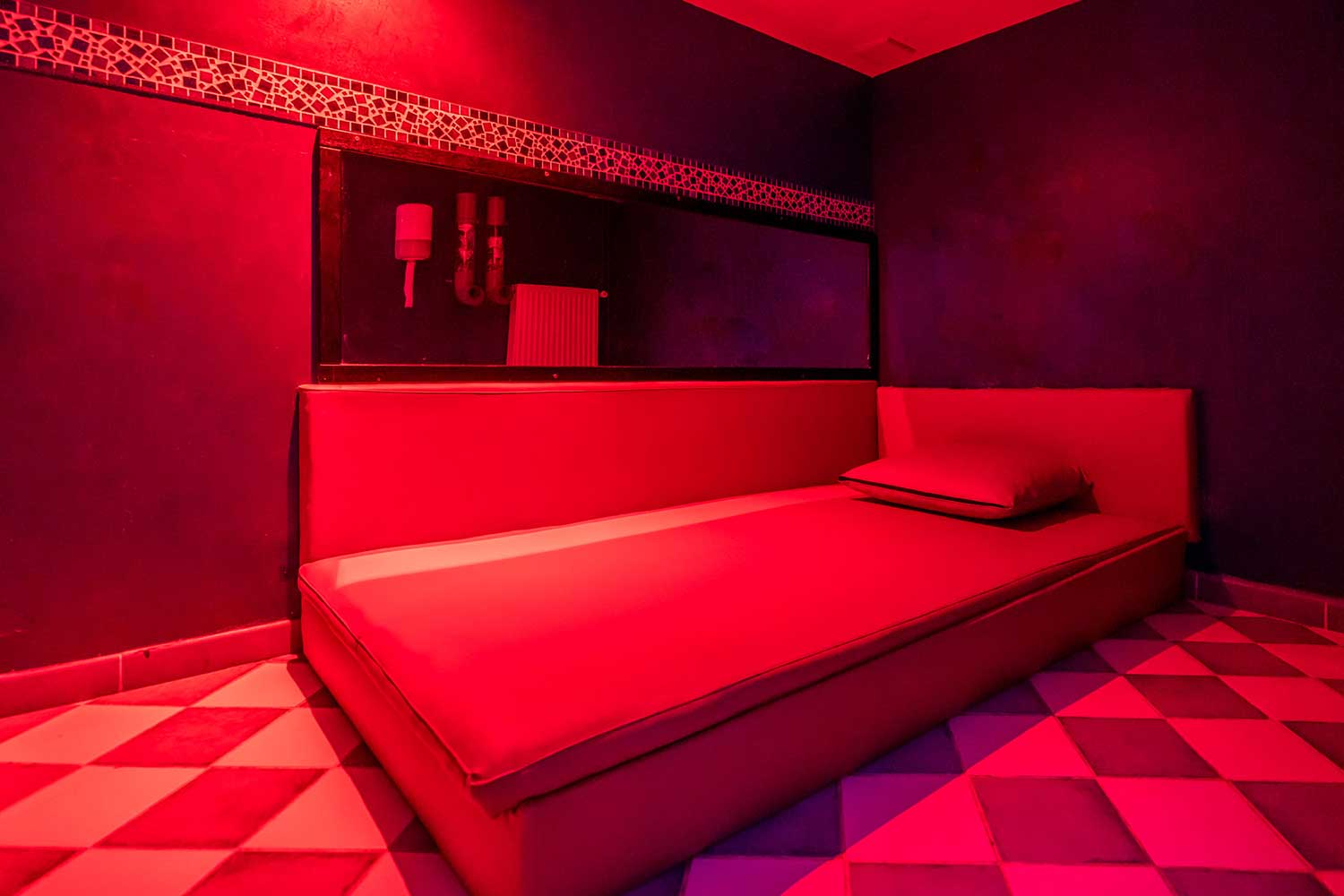 Sauna Caméléon - Swinger Club in Paris, France
