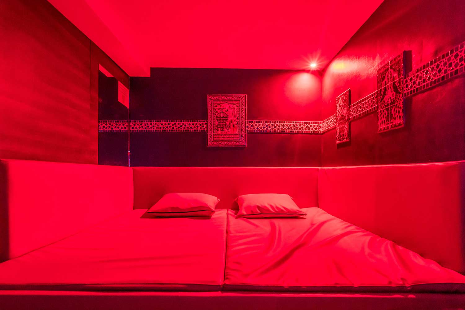 Sauna Caméléon - Swinger Club in Paris, France