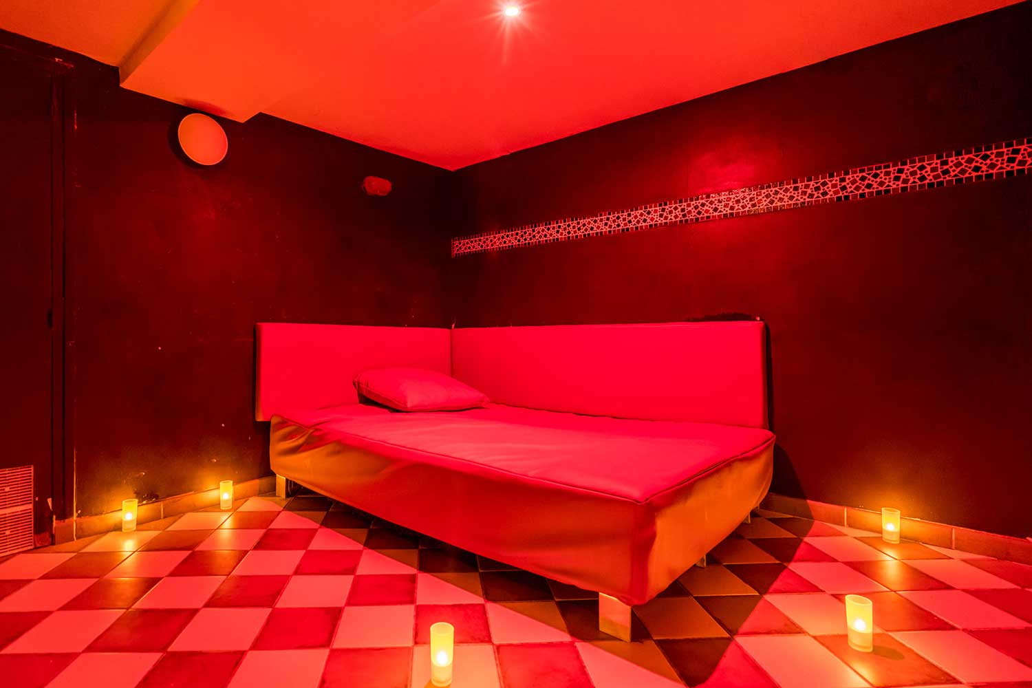 Sauna Caméléon - Swinger Club in Paris, France
