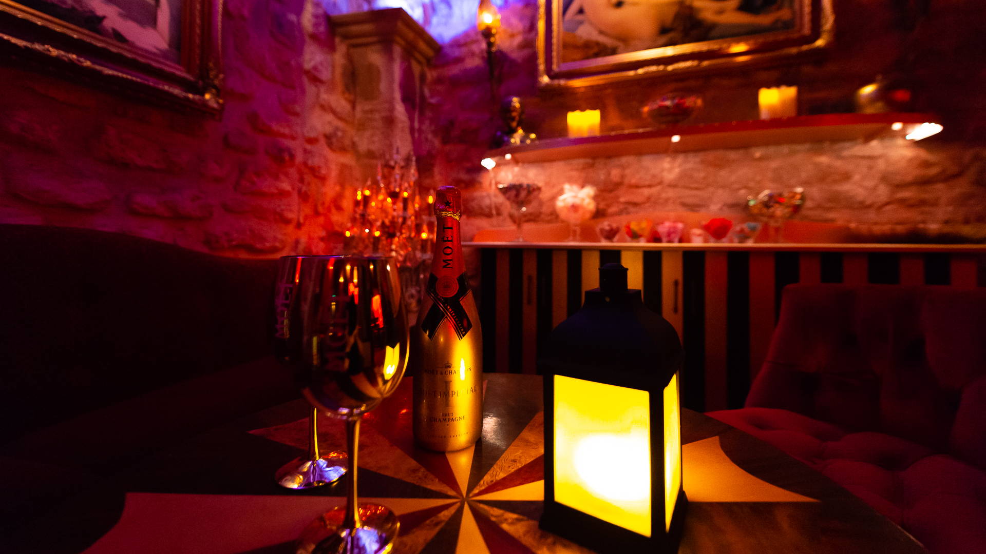 Taken Club - Swinger Club in Paris, France
