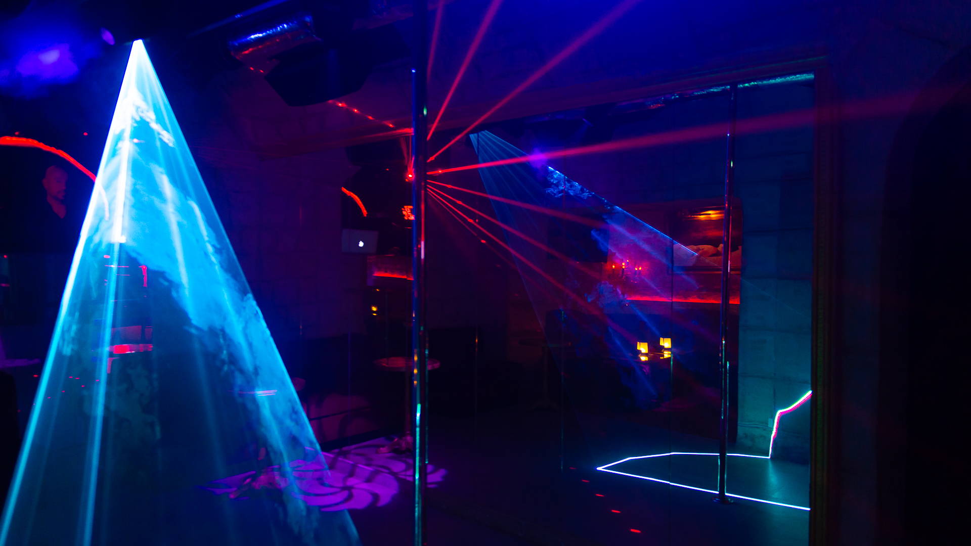 Taken Club - Swinger Club in Paris, France