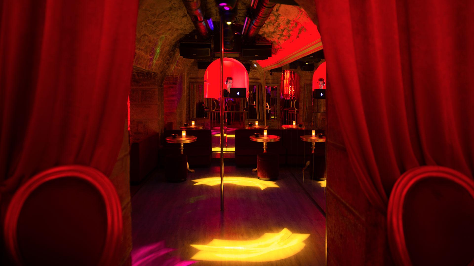 Taken Club - Swinger Club in Paris, France