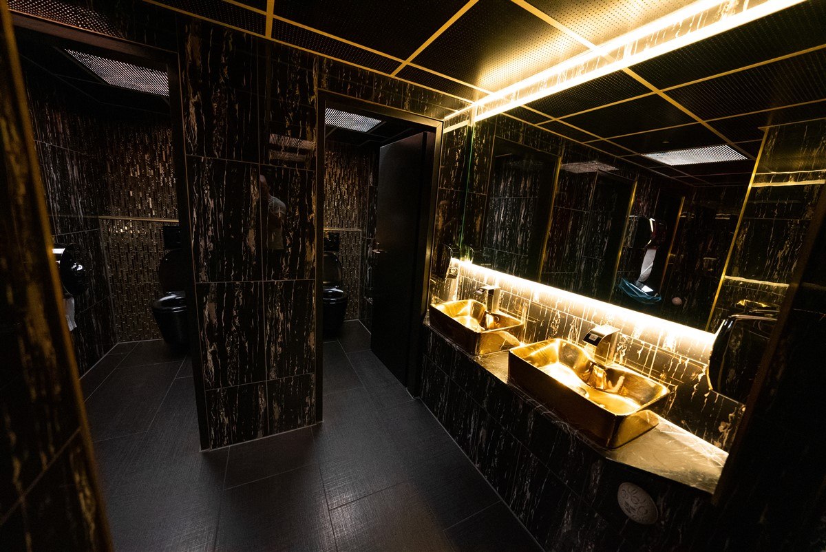 Golden Dolls - Nightclub in Berlin, Germany