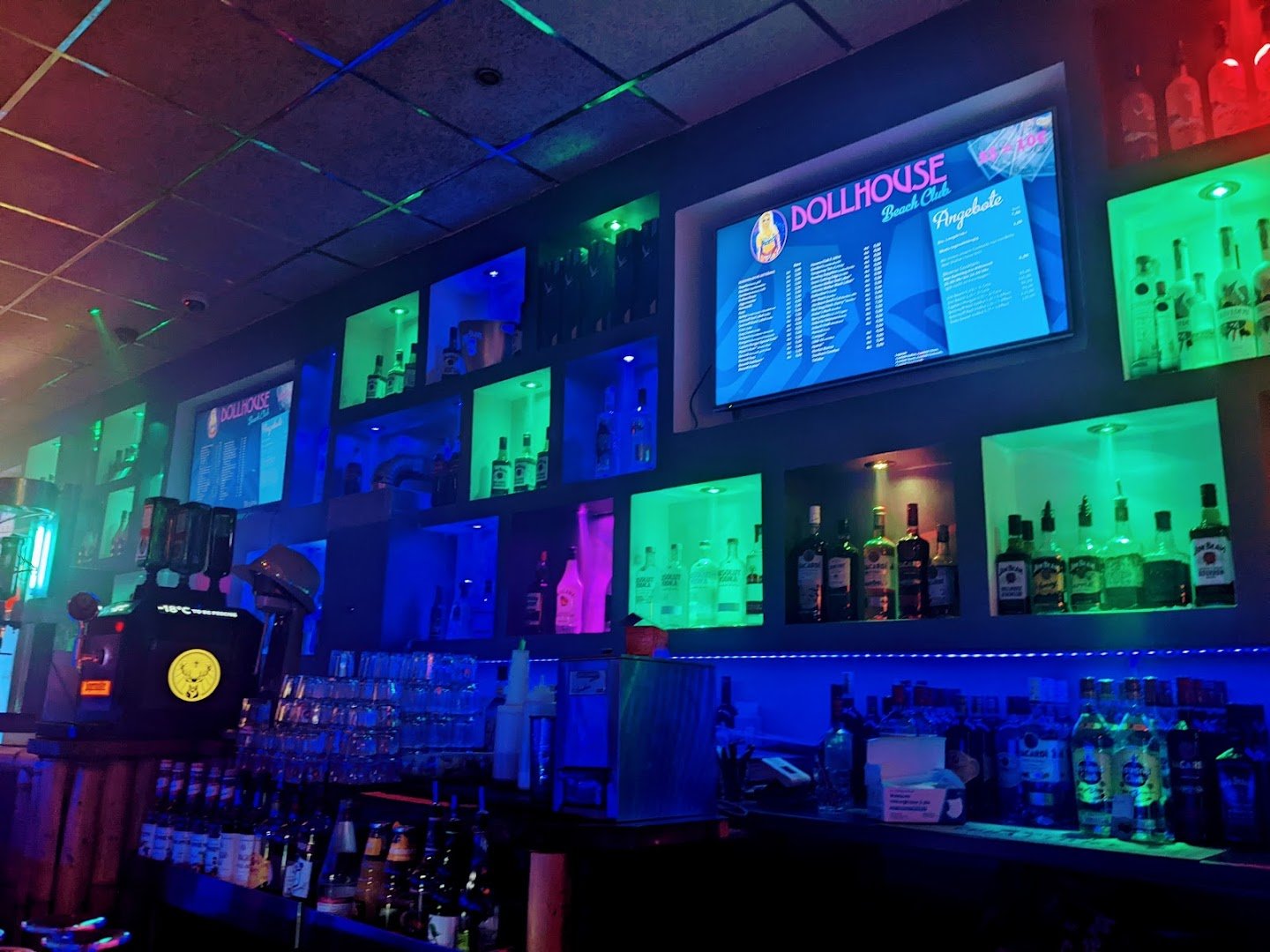 Dollhouse Beach Club - Nightclub in Hamburg, Germany