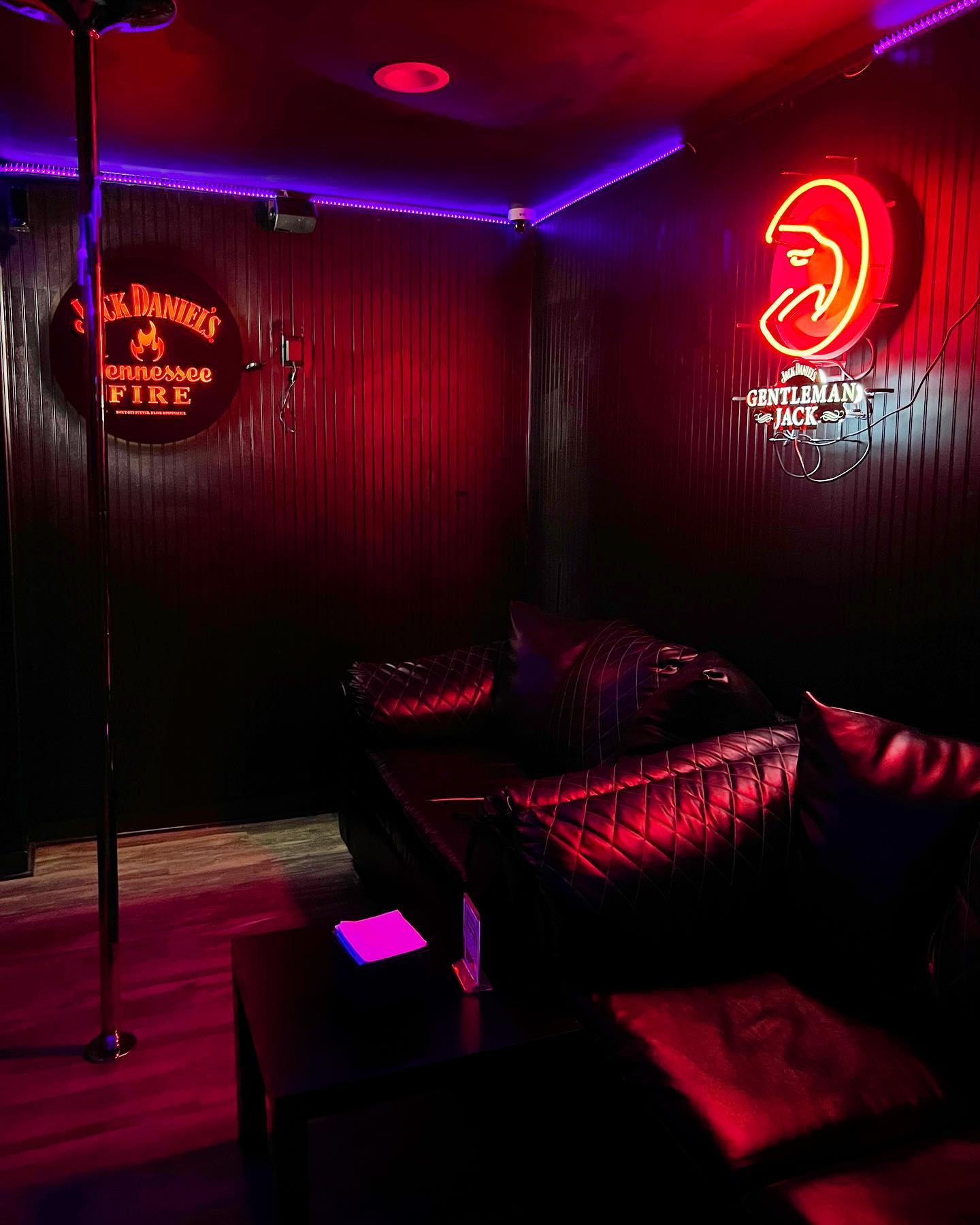 Toppers International Showbar - Nightclub in Athens, Greece